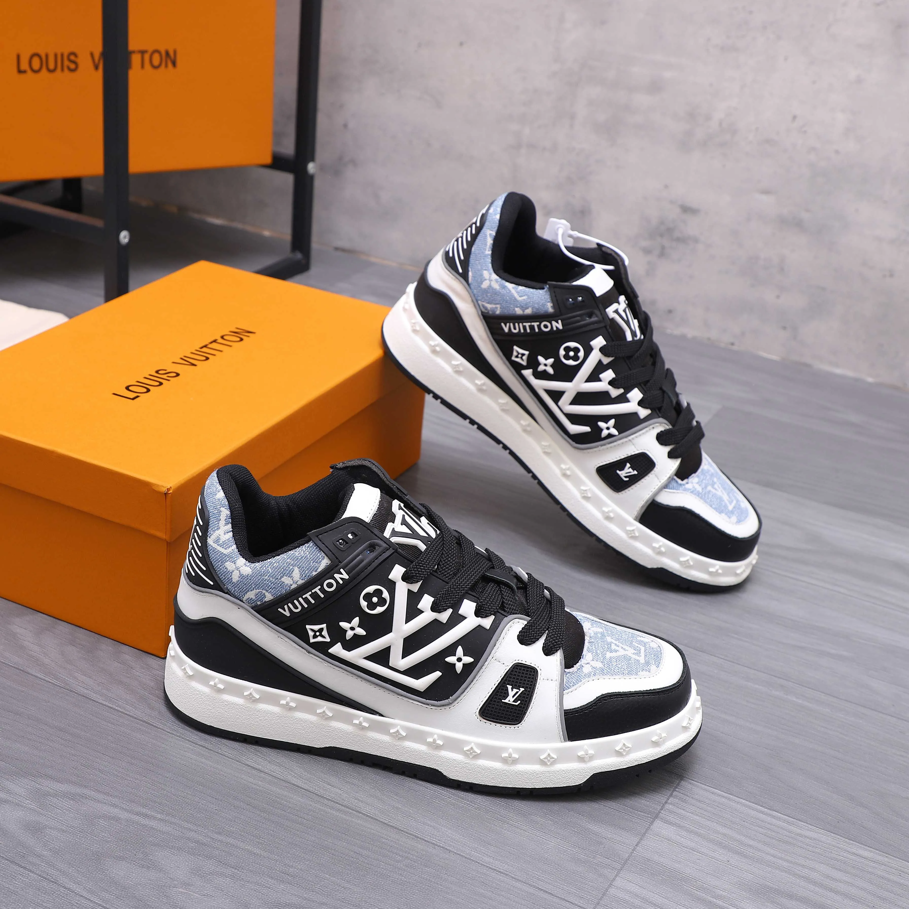 Men's shoes 💰p600 Product trademark: LV "Louis Vuitton" casual lace-up men's shoes Regular size: 38-44 Product material: Selected classic denim woven pattern splicing cowhide upper Breathable mesh lining Original rubber outsole